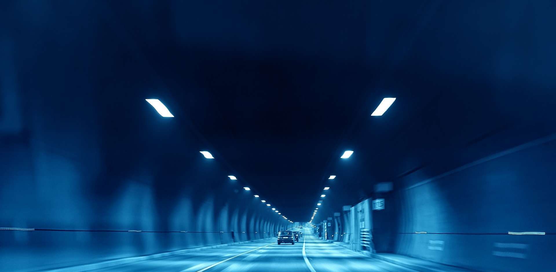 1920觅知网_炫酷高速行驶中模糊的灯光公路隧道_1514569.jpg